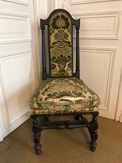 Chaise en bois patiné et peint marron foncé,...