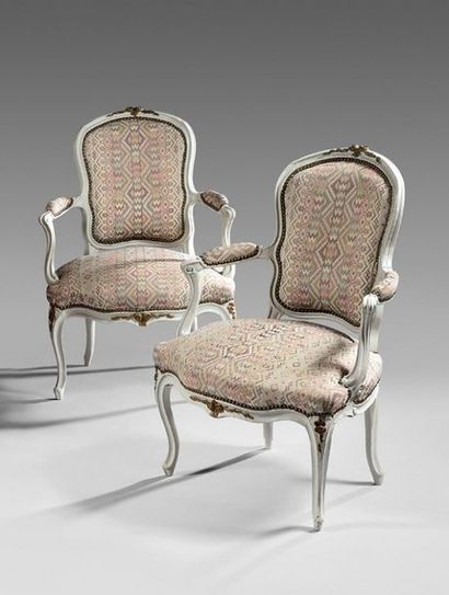 Paire de fauteuils en bois relaqué gris et...