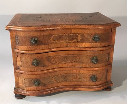 Commode miniature en placage de noyer et...