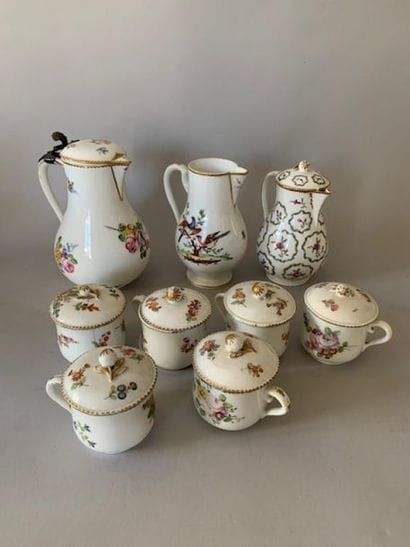 Ensemble en porcelaine à décor de fleurs...