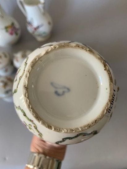 Ensemble en porcelaine à décor de fleurs...