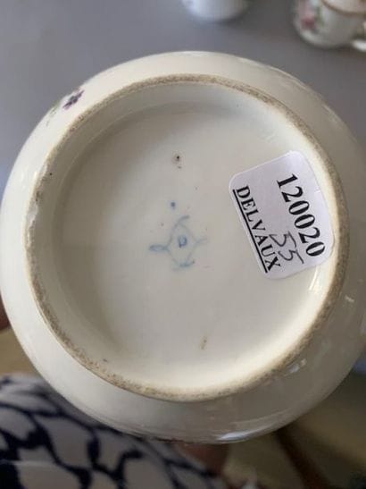 Ensemble en porcelaine à décor de fleurs...