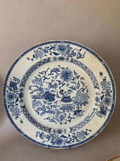 CHINE.
Ensemble en porcelaine à décor en...