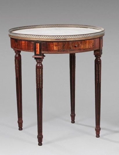 Table bouillotte en acajou et placage d'acajou...