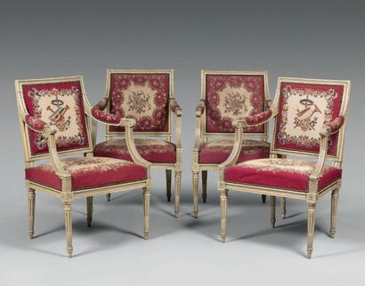 Suite de quatre fauteuils à dossier plat...