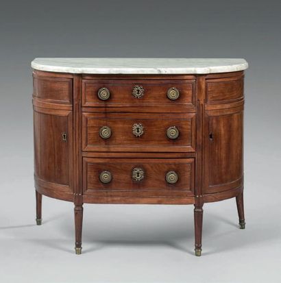 Commode à façade plane et côtés galbés en...