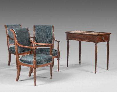 Suite de quatre fauteuils à dossier renversé...