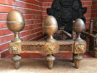 Paire de chenets en bronze doré. Décor de...