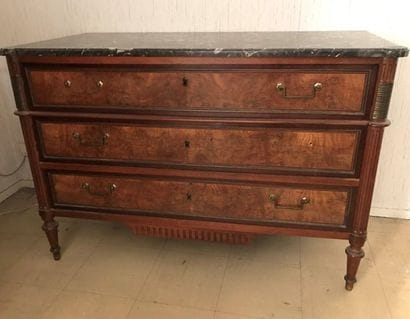 Commode en acajou et ronce de bois fruitier...