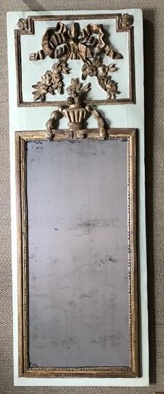 Etroit miroir en bois relaqué vert et redoré,...