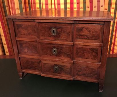 Commode miniature en ronce de bois fruitier...