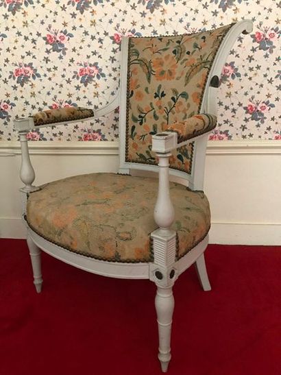 Fauteuil à dossier renversé en bois relaqué...