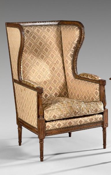 Bergère à oreilles, en bois naturel mouluré...