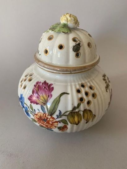 Pot-pourri en porcelaine à décor de fleurs...