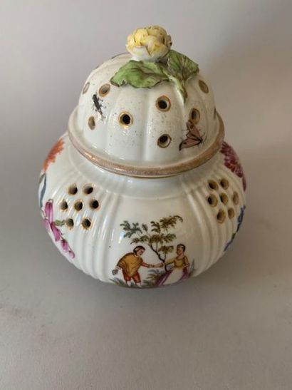 Pot-pourri en porcelaine à décor de fleurs...