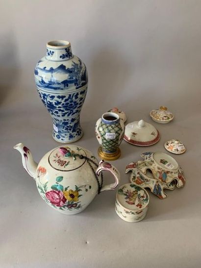 Ensemble de porcelaines dépareillées: une...