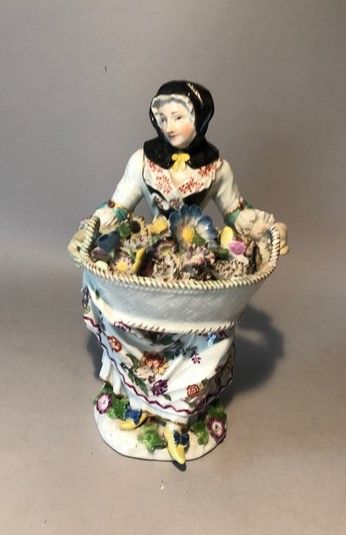 Statuette en porcelaine polychrome, représentant...
