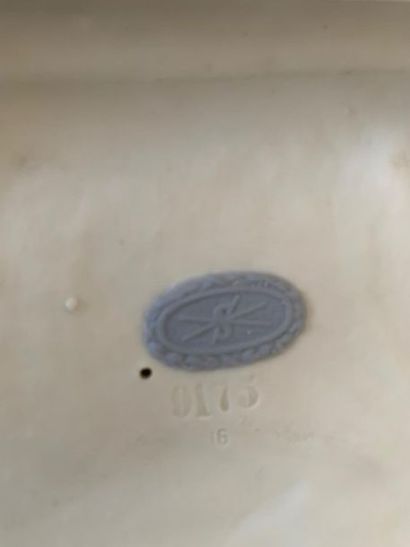 Groupe en biscuit représentant une femme...