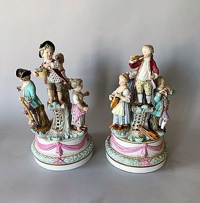 Paire de groupes en porcelaine de Saxe représentant...