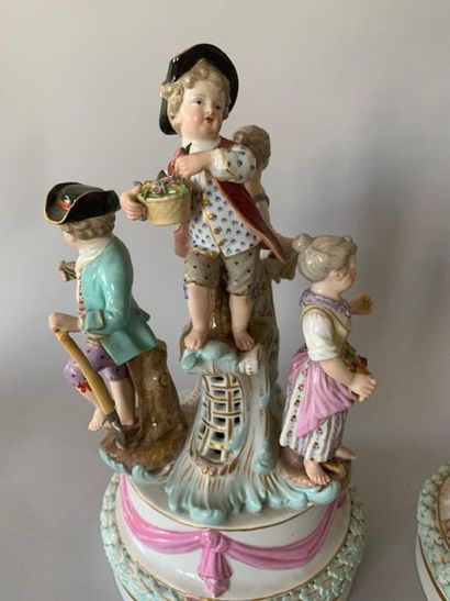 Paire de groupes en porcelaine de Saxe représentant...
