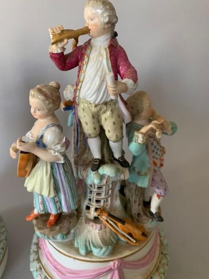 Paire de groupes en porcelaine de Saxe représentant...