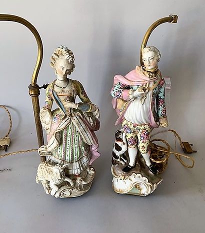 Paire de groupes en porcelaine polychrome...