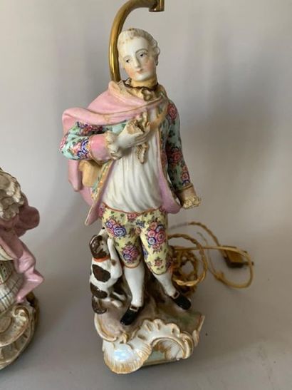 Paire de groupes en porcelaine polychrome...