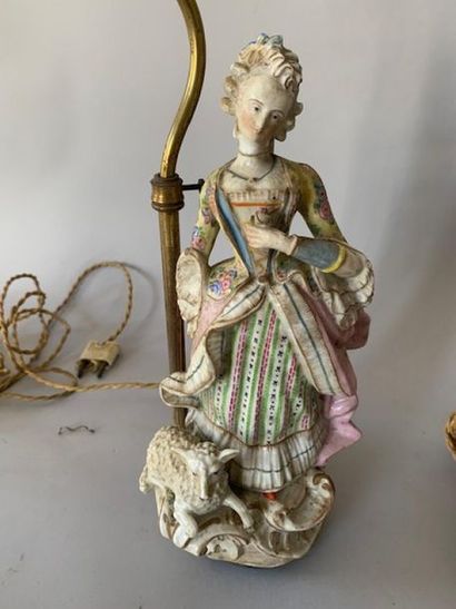 Paire de groupes en porcelaine polychrome...
