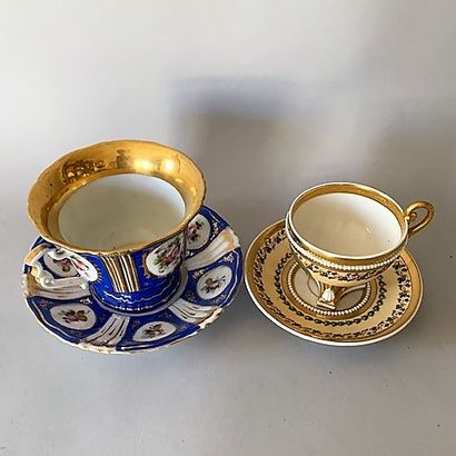Ensemble en porcelaine: une tasse et sa soucoupe...