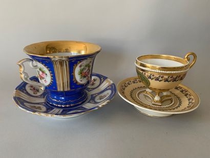 Ensemble en porcelaine: une tasse et sa soucoupe...