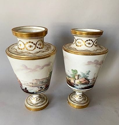 Paire de vases de forme balustre en porcelaine...