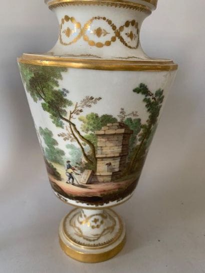 Paire de vases de forme balustre en porcelaine...