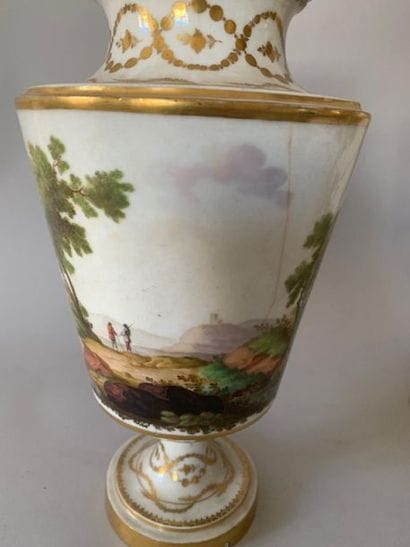 Paire de vases de forme balustre en porcelaine...