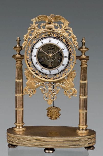 Pendule portique en bronze ciselé et doré....