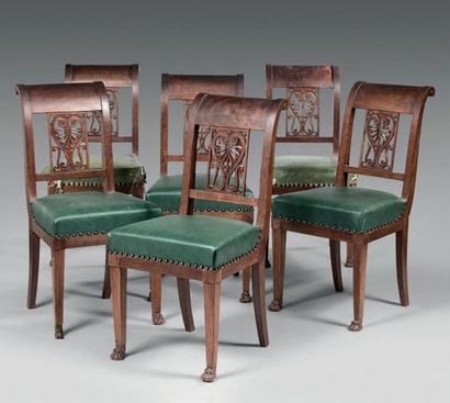 Suite de six chaises en acajou et placage...