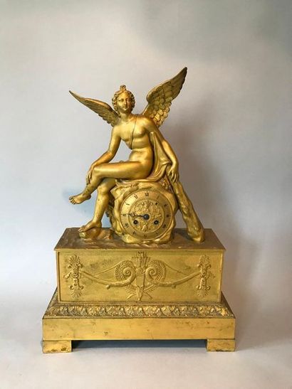 Pendule en bronze doré, le mouvement de Monthelier...