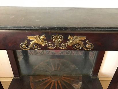 Console en acajou et placage d'acajou. La...