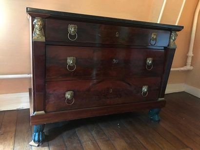 Commode en acajou et placage d'acajou, les...