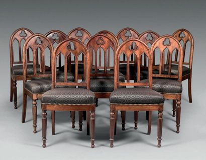 Suite de douze chaises en acajou, le dossier...