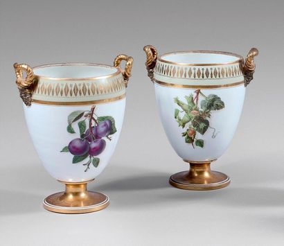 Paire de vases ovoïdes en porcelaine à décor...