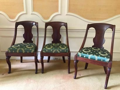 Suite de trois chaises à dossier gondole...