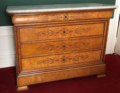 Commode en placage de loupe de frêne marqueté...