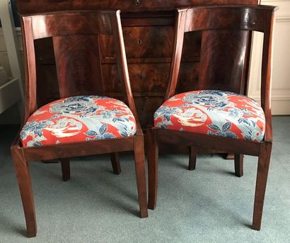 Paire de chaises en acajou à dossier gondole....