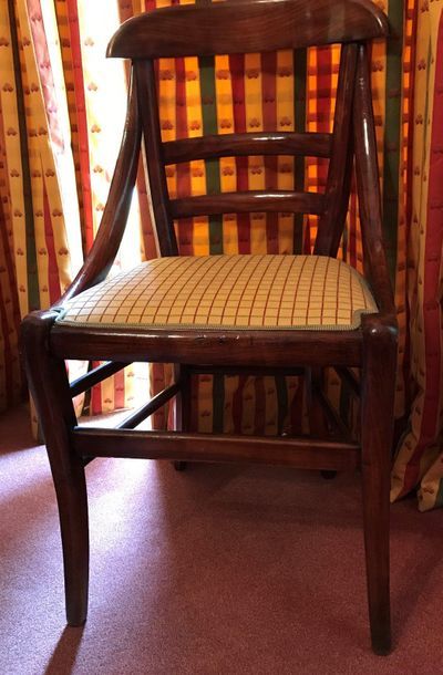 Chaise en acajou, le dossier cintré à bandeau...
