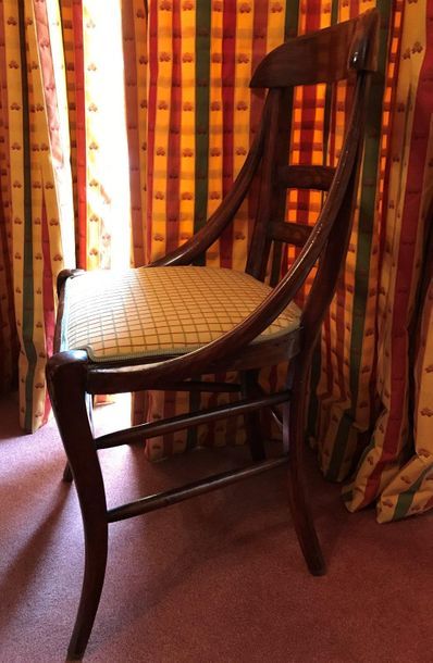 Chaise en acajou, le dossier cintré à bandeau...