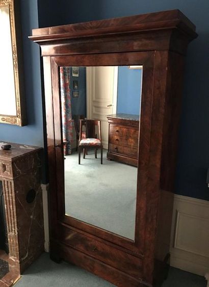 Armoire en acajou et placage d'acajou, la...