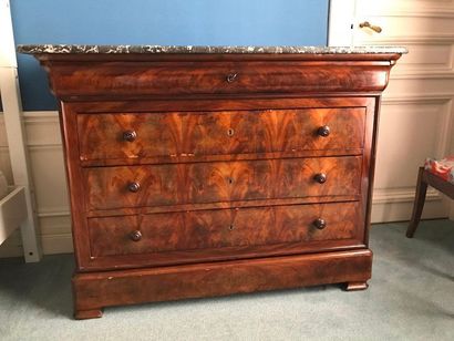 Commode en acajou et placage d'acajou flammé....