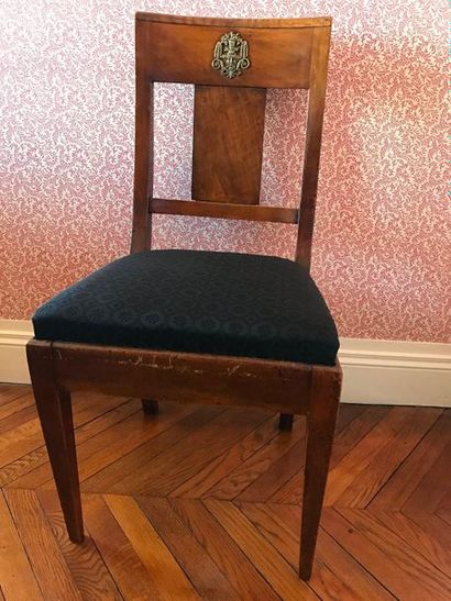 Paire de chaises en bois fruitier, le dossier...