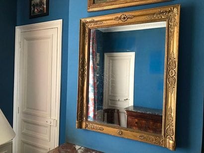 Miroir de cheminée à entourage en bois redoré....