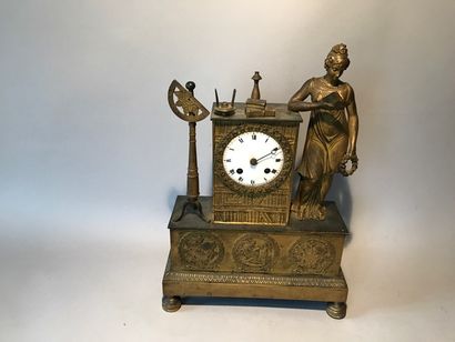 Pendule en bronze doré symbolisant les Sciences...